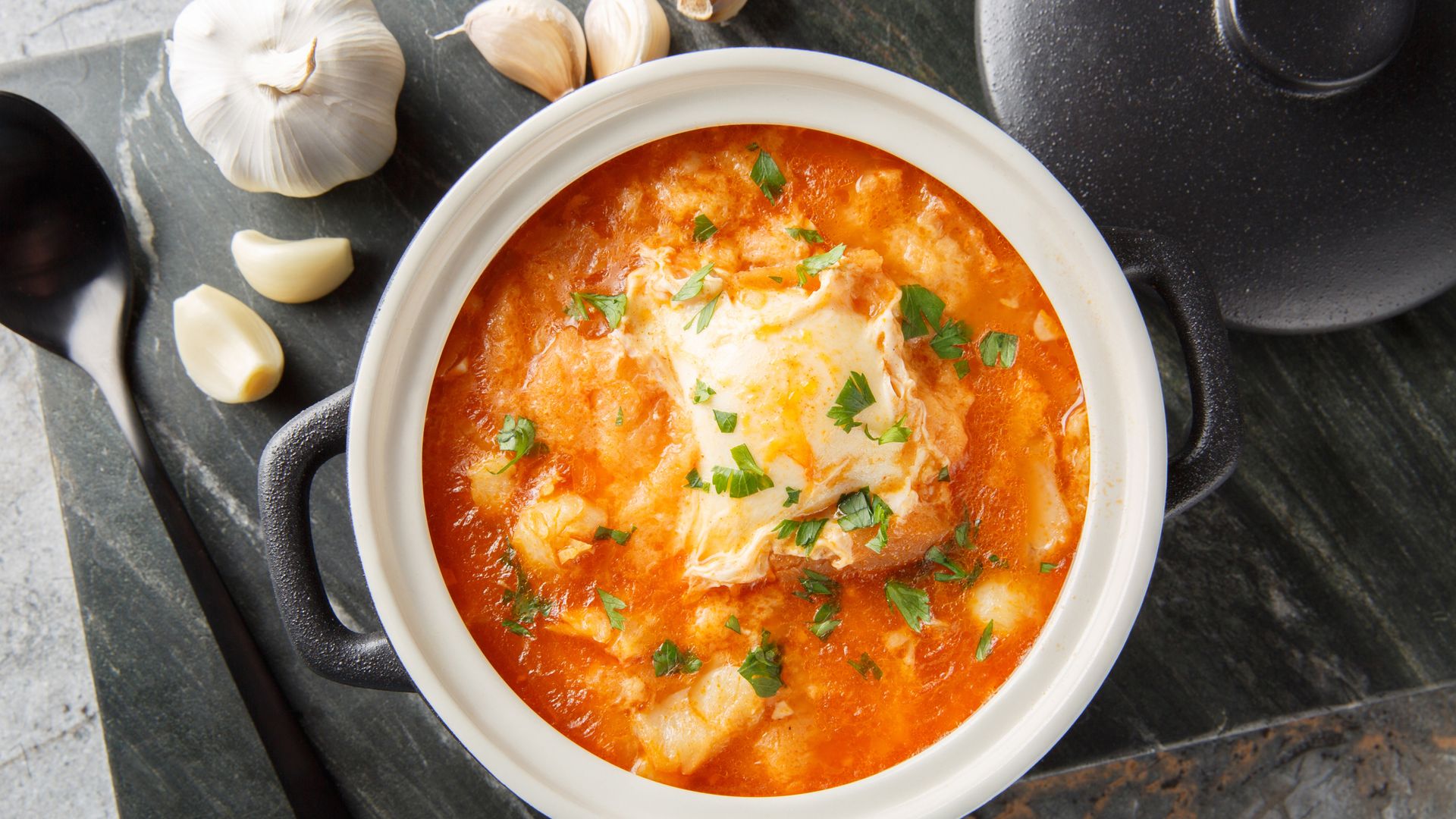 Zurrukutuna: la sopa de ajo y bacalao más rica del País Vasco, sencilla y muy reconfortante