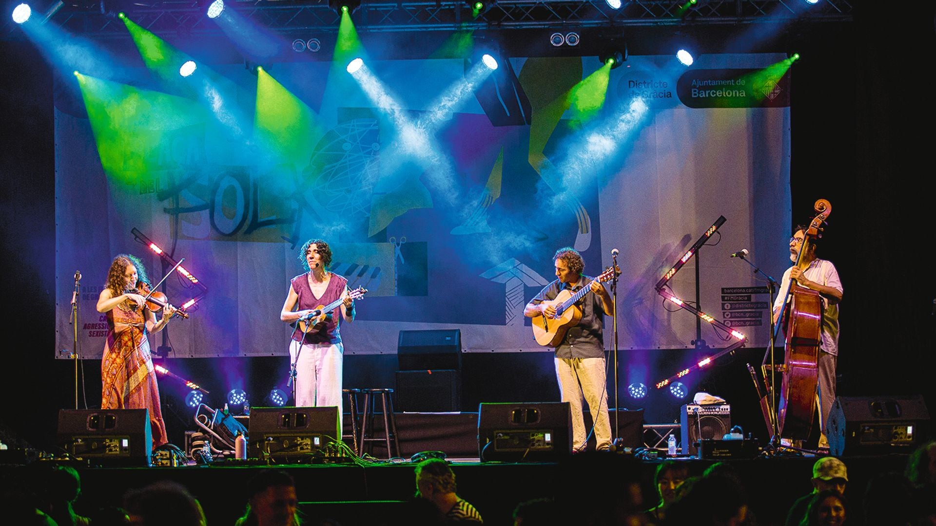 Conciertos al aire libre animan cada noche la ciudad. Fiestas de Gràcia en Barcelona.