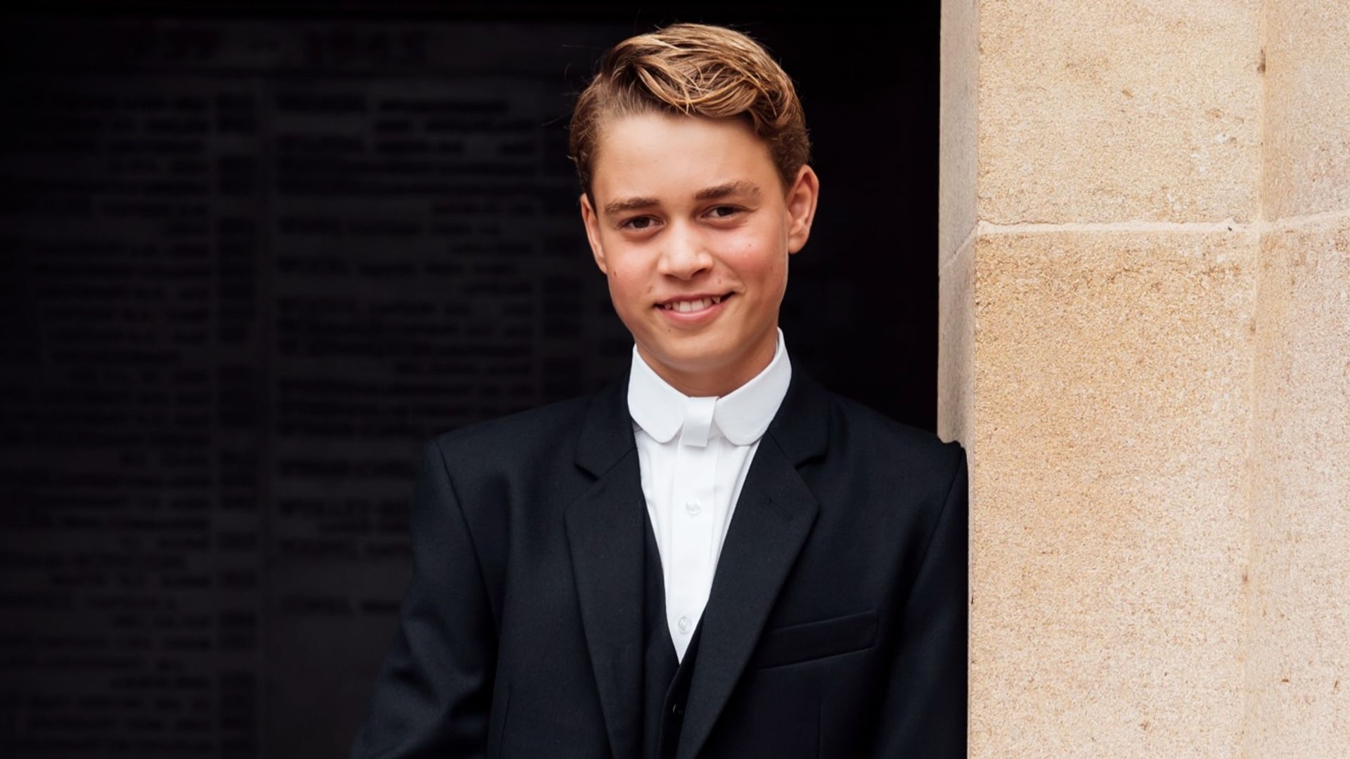 El príncipe George luce radiante en el uniforme de Eton College.