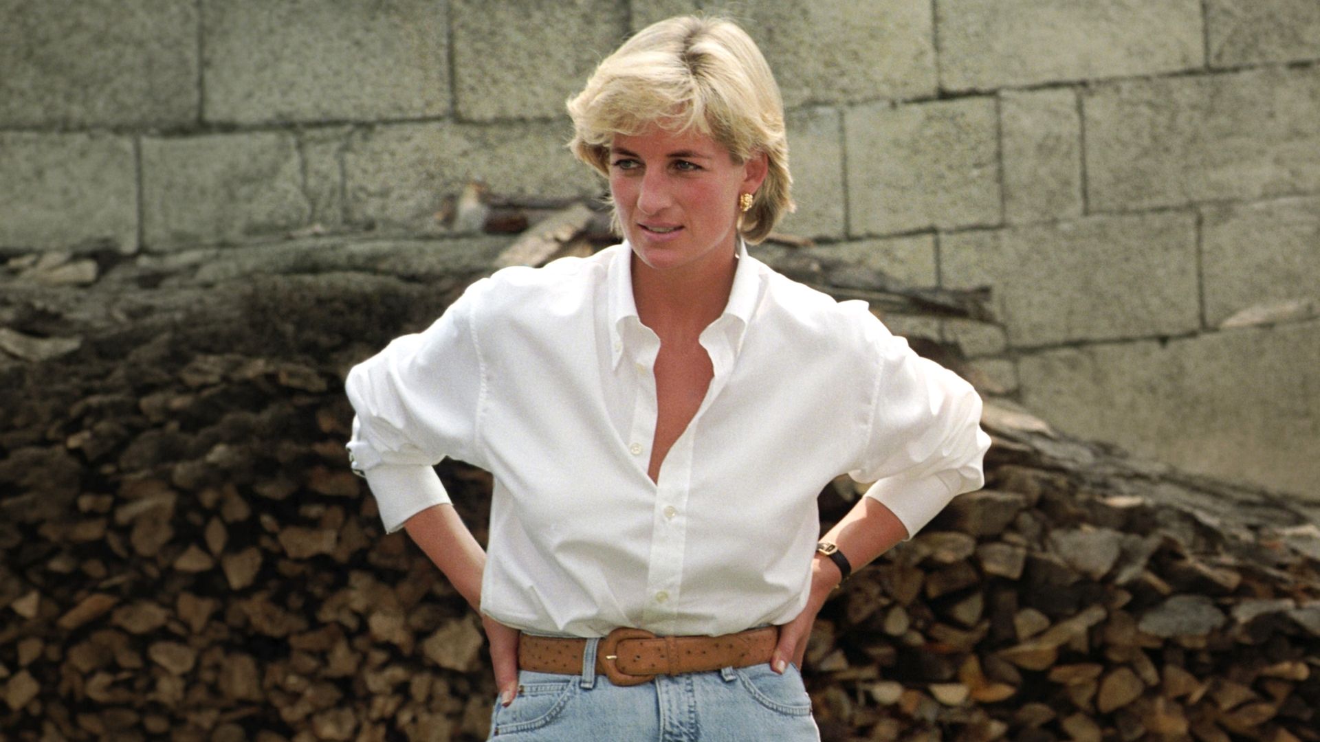 Diana de Gales con vaqueros y camisa blanca en 1997