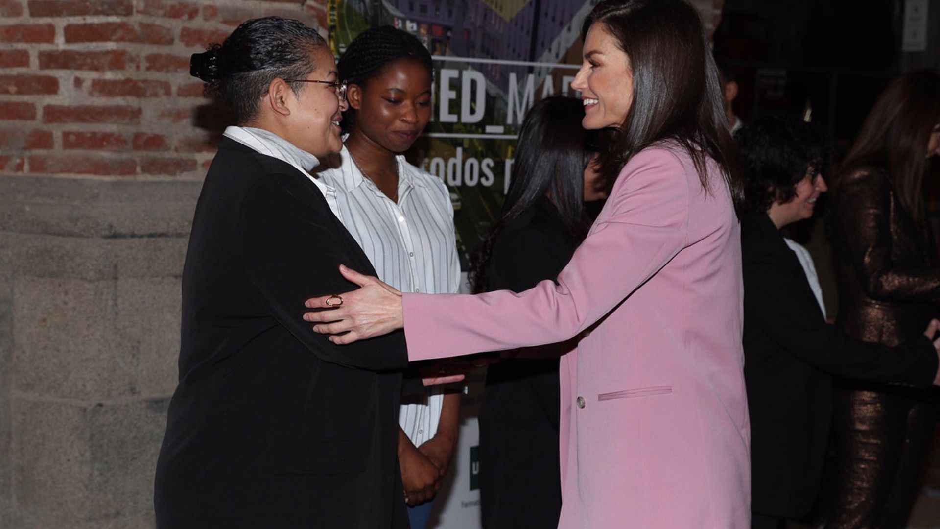La Reina conoce historias de mujeres que han sufrido explotación