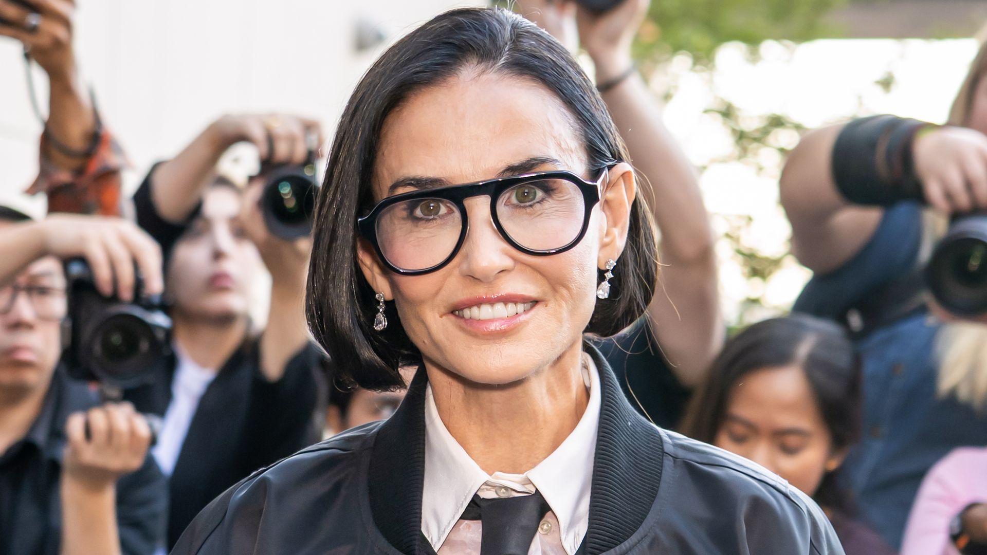 Demi Moore en el desfile de Thom Browne con un bob y chaqueta deportiva