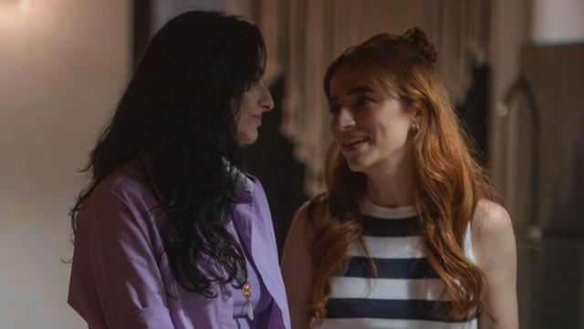 Aislinn Derbez y Marianna Burelli en la serie 'Entre Paredes'.
