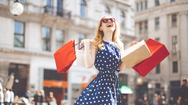 Una chica de compras con un vestido de lunares