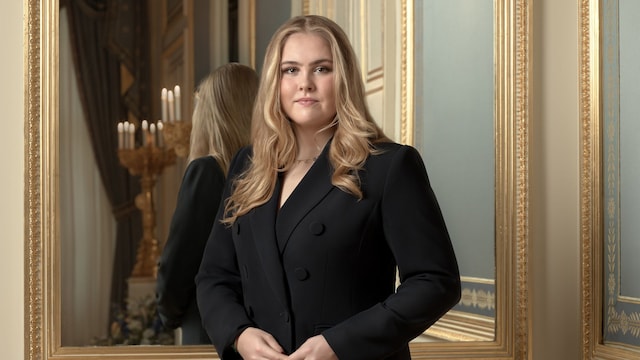Retrato oficial de Amalia de Holanda con traje negro