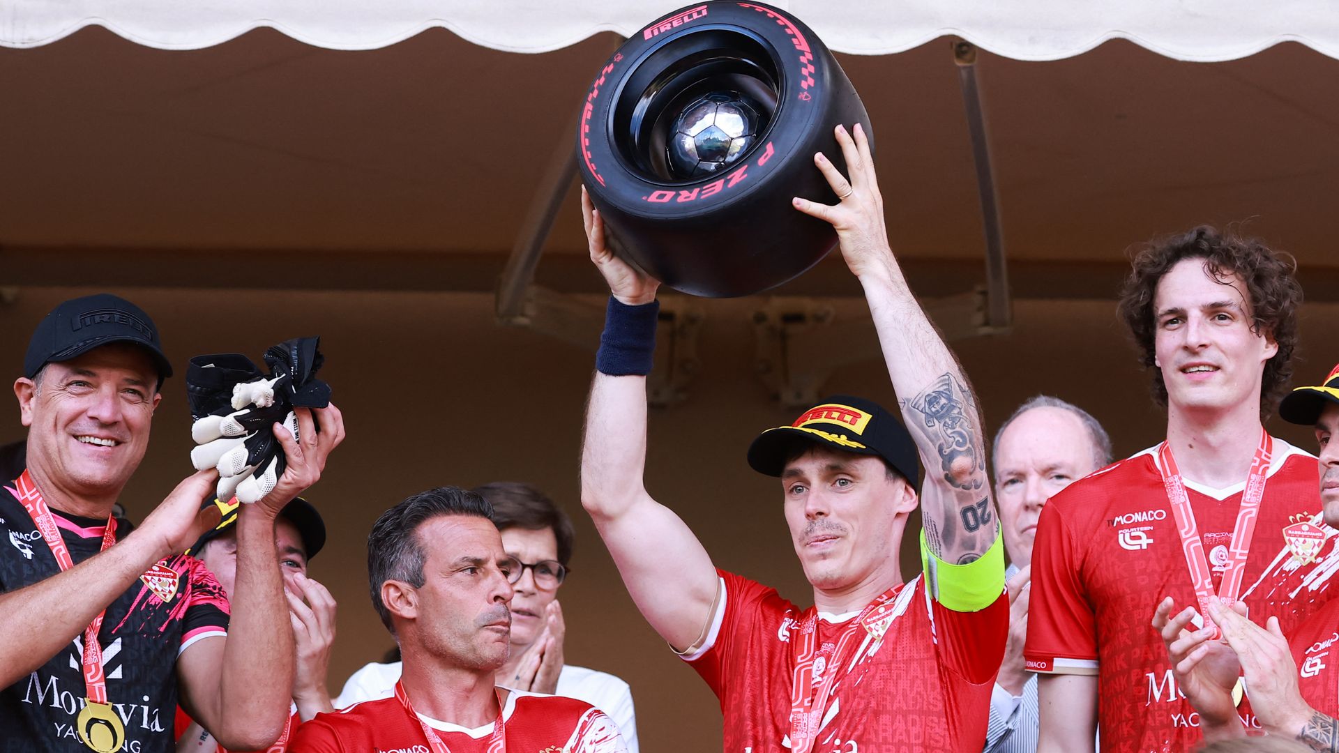 Las fotos de Louis Ducruet levantando la copa de la 'Racing Stars Football Cup' en Mónaco junto a Ronaldinho y Carlos Sainz Jr.
