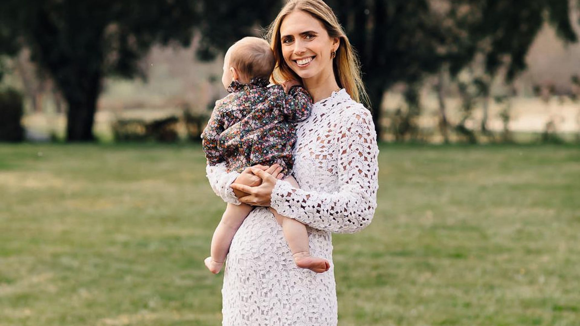 Lucía Bárcena, embarazada de nuevo, posa con su hija Filipa