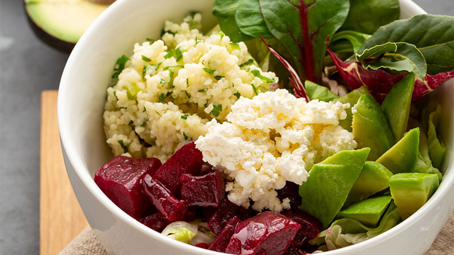 Ensalada de tabulé, aguacate, remolacha y 'ricotta'