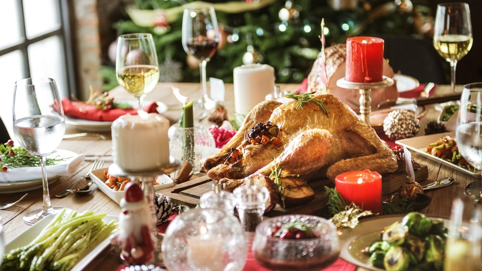 Mesa navideña con comida
