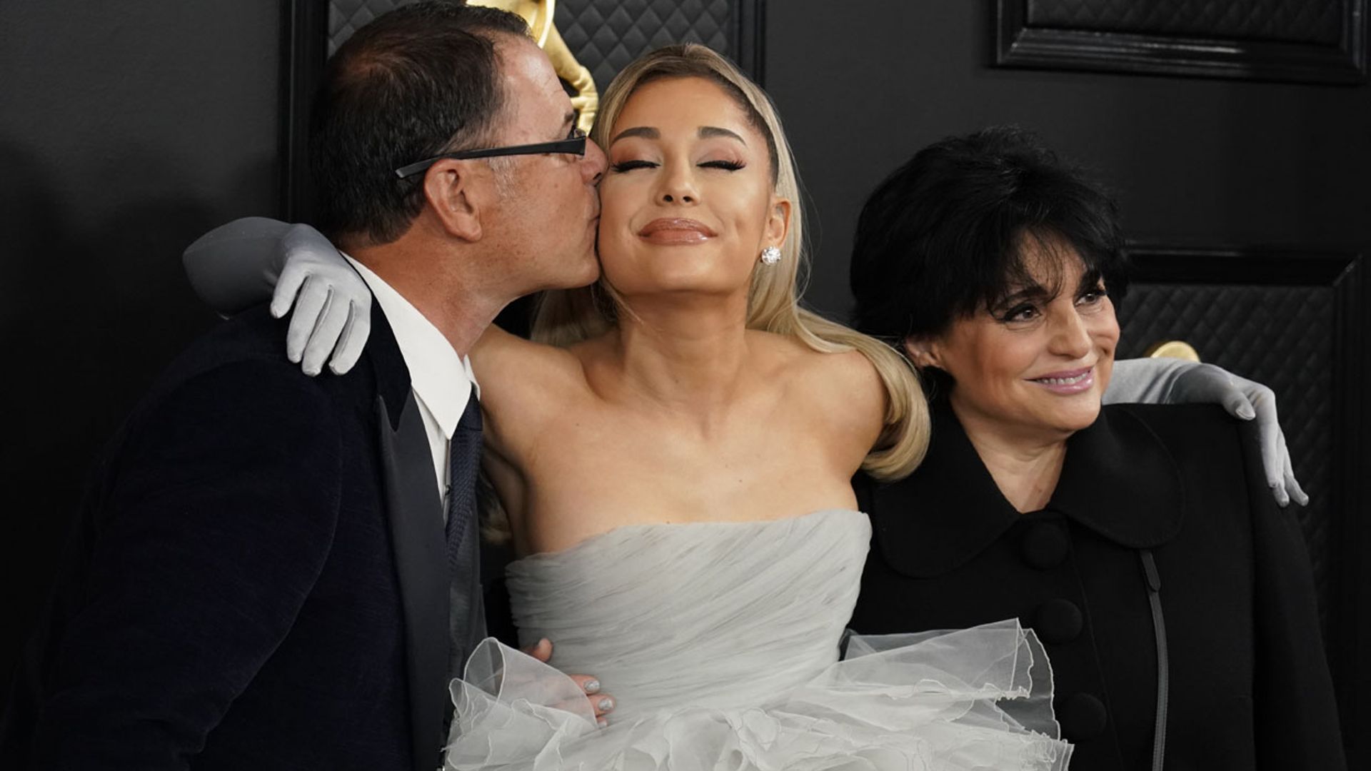 ¡No sin mis padres! Los bonitos gestos de Ariana Grande y Camila Cabello en los Grammy