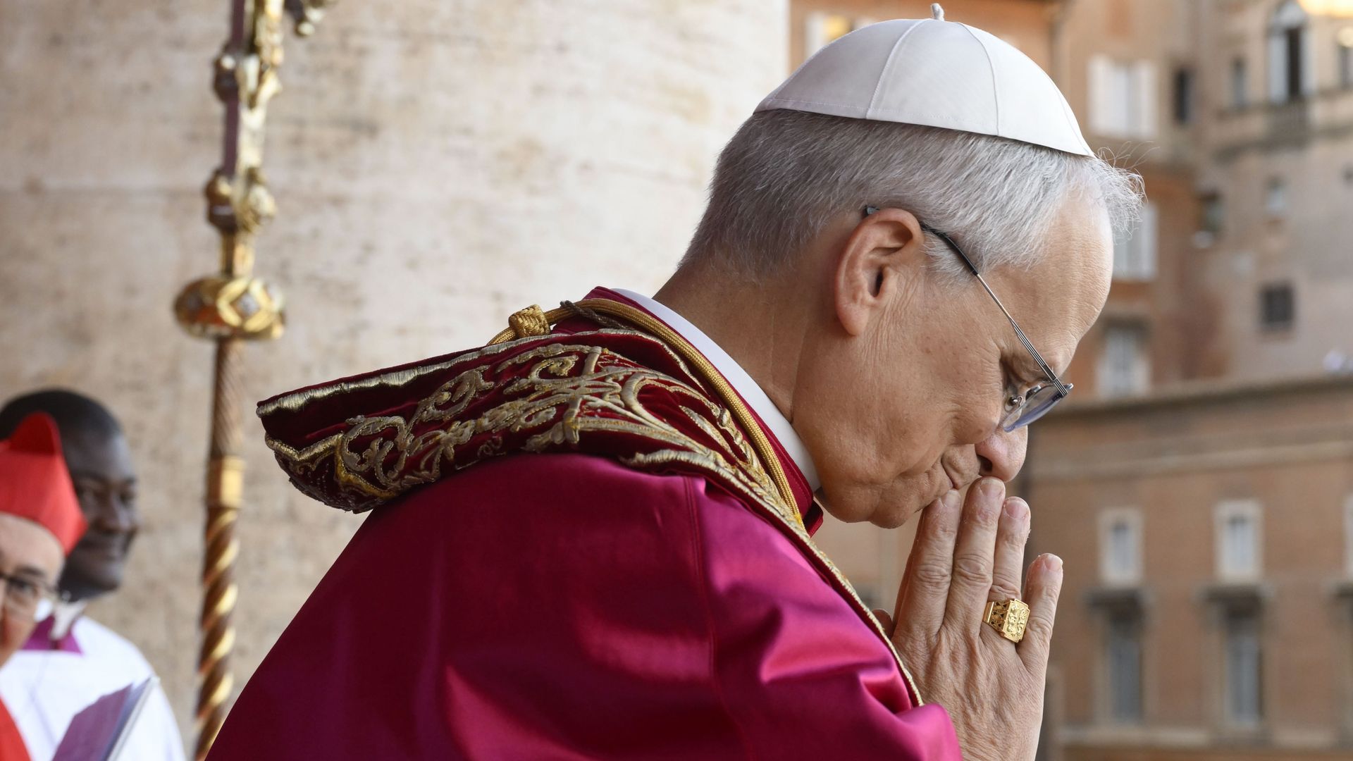 Un experto en comunicación no verbal analiza el primer discurso del Papa León XIV