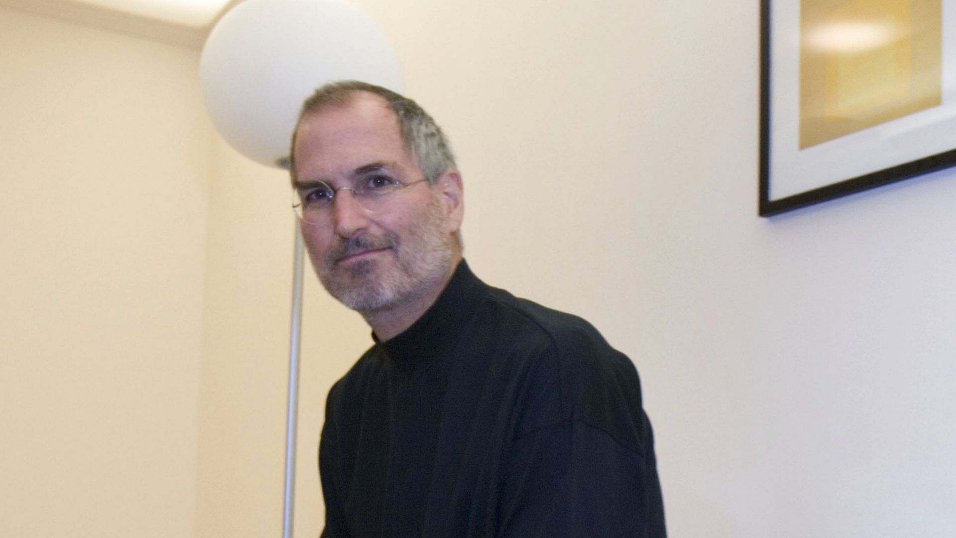 Steve Jobs posando con un Ipod 