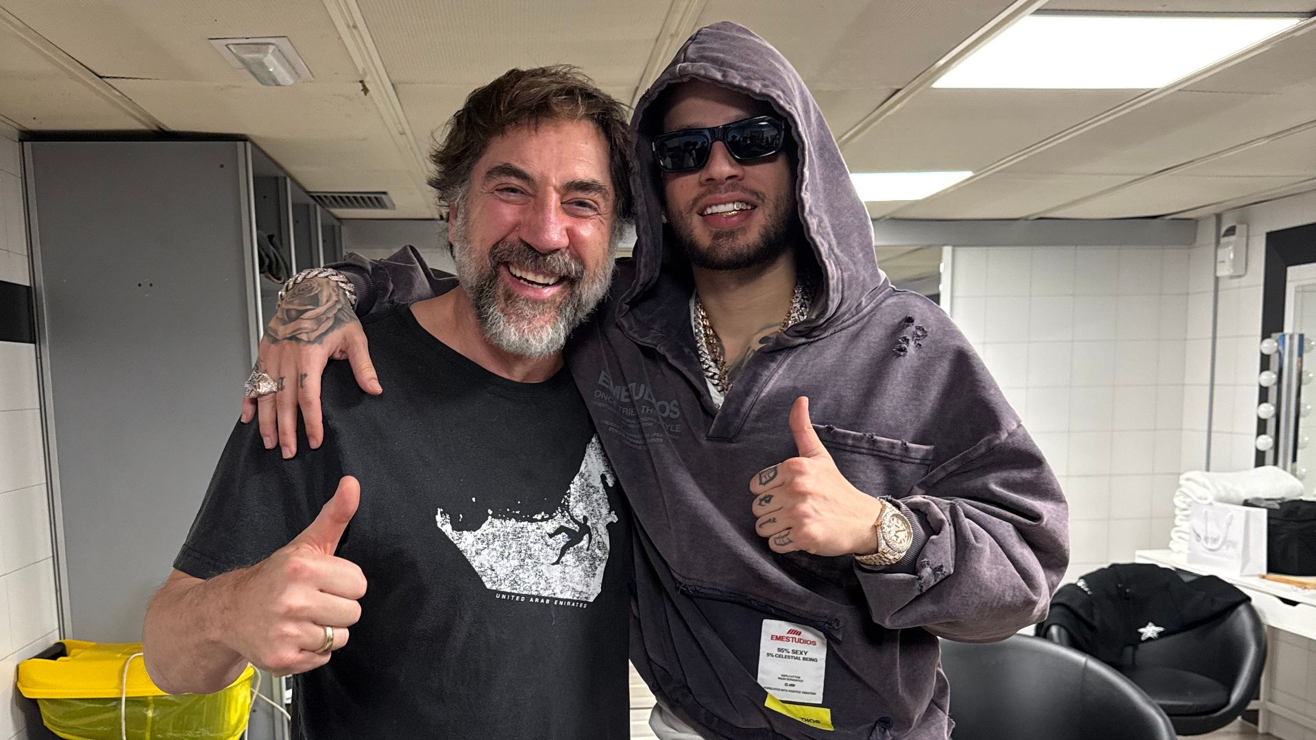 Javier Bardem cambia la alfombra roja por el 'trap': su plan con sus hijos antes de los Oscar en el concierto de Dei V