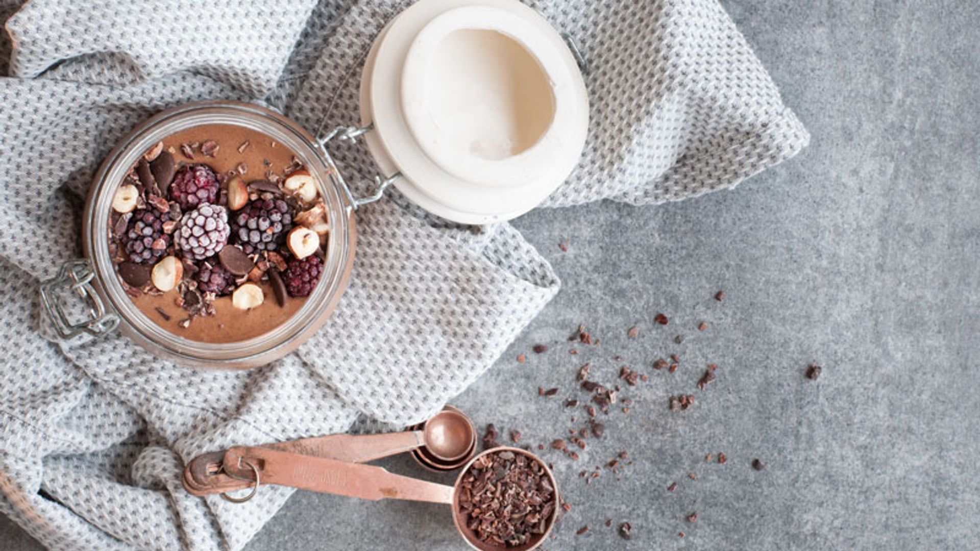 Crema de chocolate y café con frutos rojos
