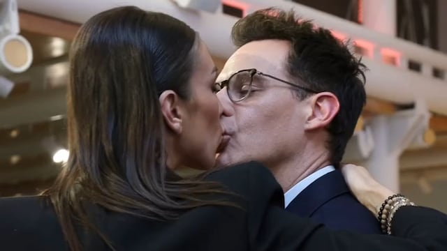 Patricia Pardo y Christian Gálvez dándose un beso en la presentación del nuevo libro 