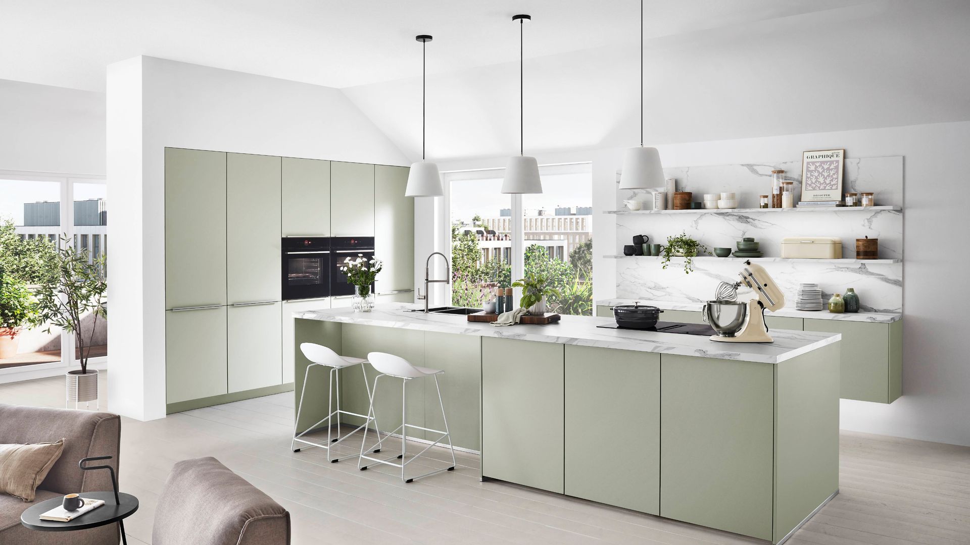 ¡Lo más 'in' es dejarlo todo a la vista! Se llevan las cocinas con muebles abiertos