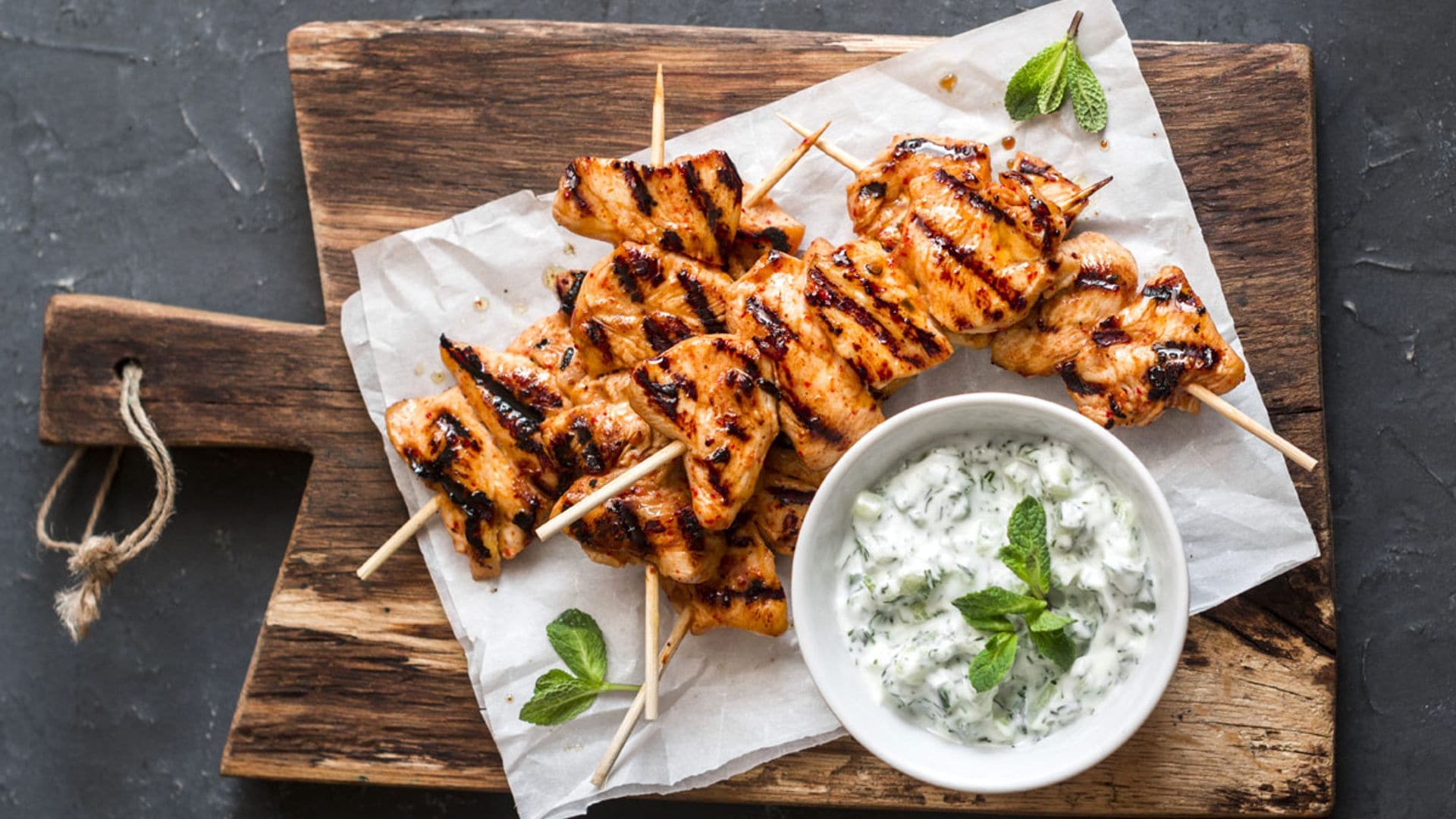 Brochetas de pollo con salsa 'tzatziki'