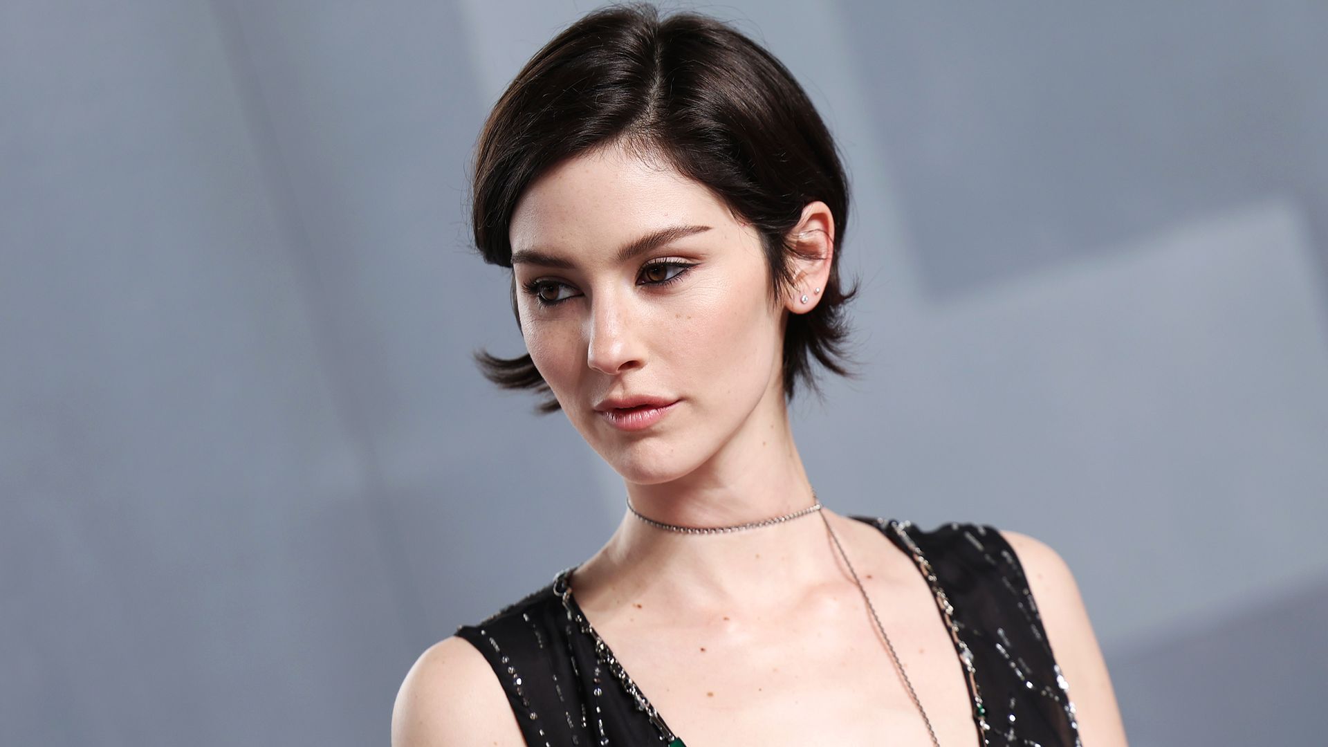 Gracie Abrams en la fiesta Vanity Fair Oscar Party 2026 con vestido negro de escote profundo