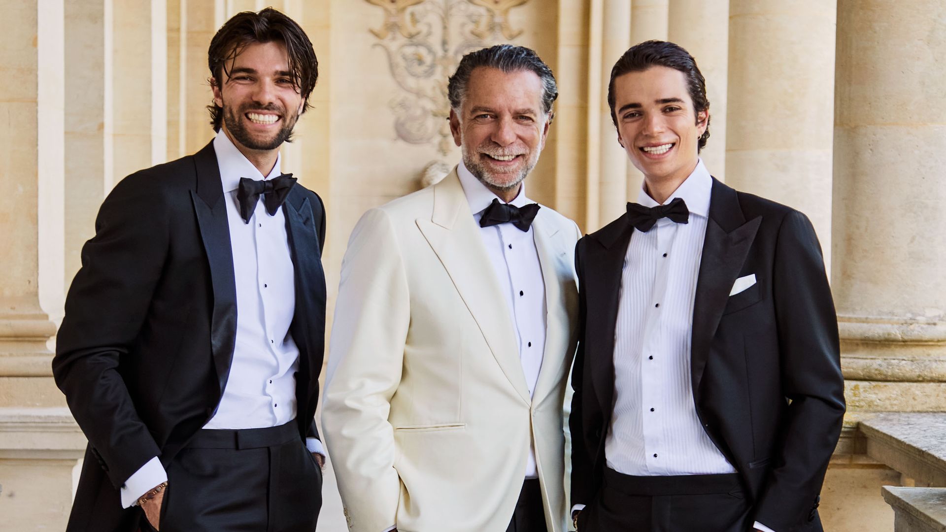 Bill Saad, impecable de esmoquin, junto a sus dos hijos, Julian y Jamie