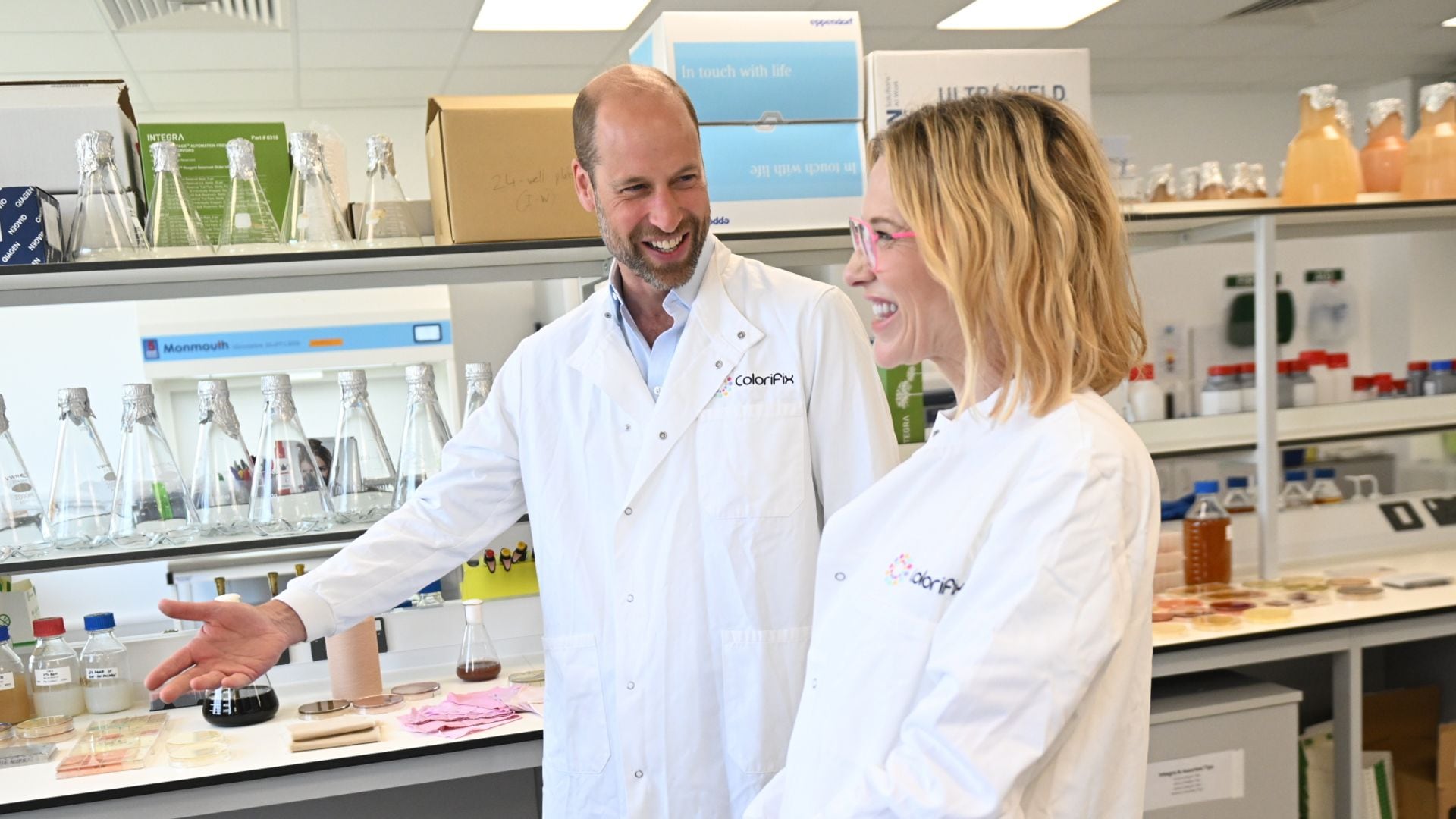 ¿Qué hace el príncipe de Guillermo con Cate Blanchett en bata y en un laboratorio?