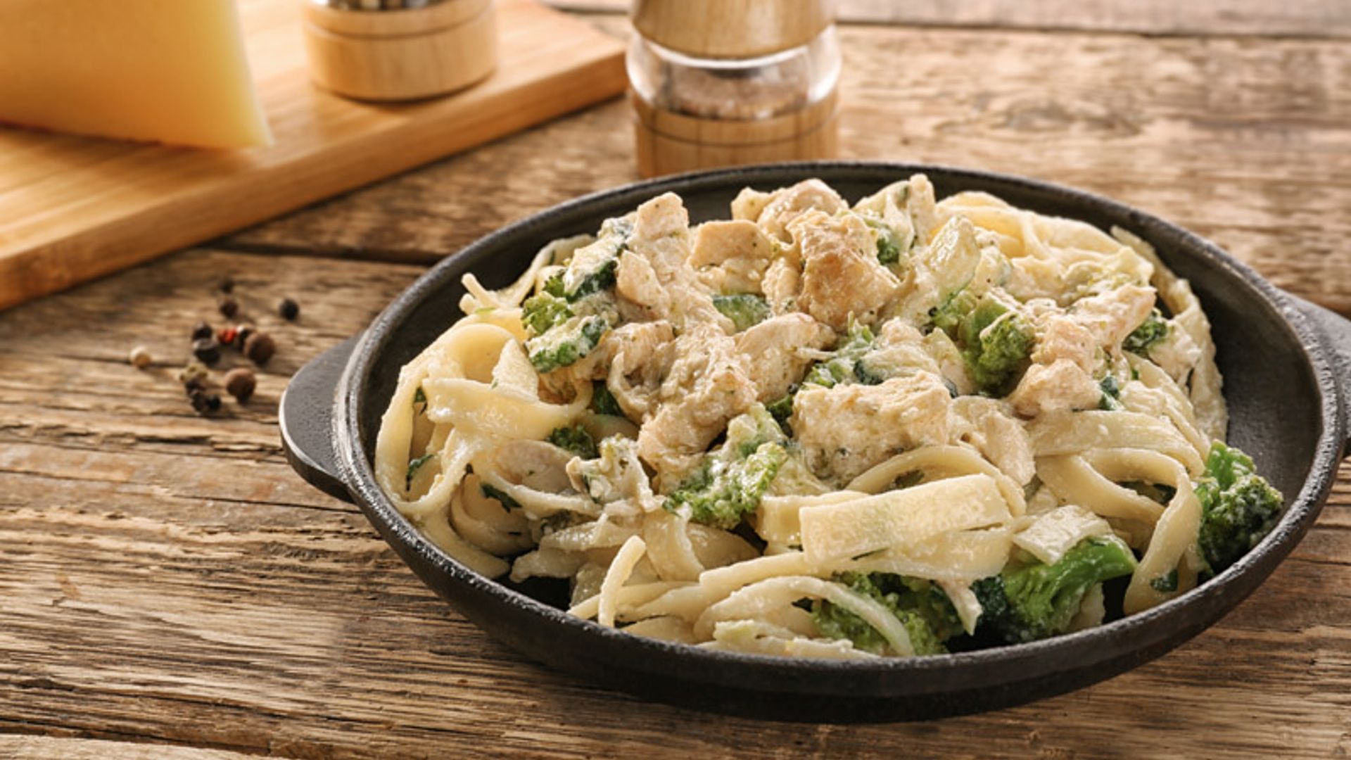 Pasta con dados de pavo y brócoli