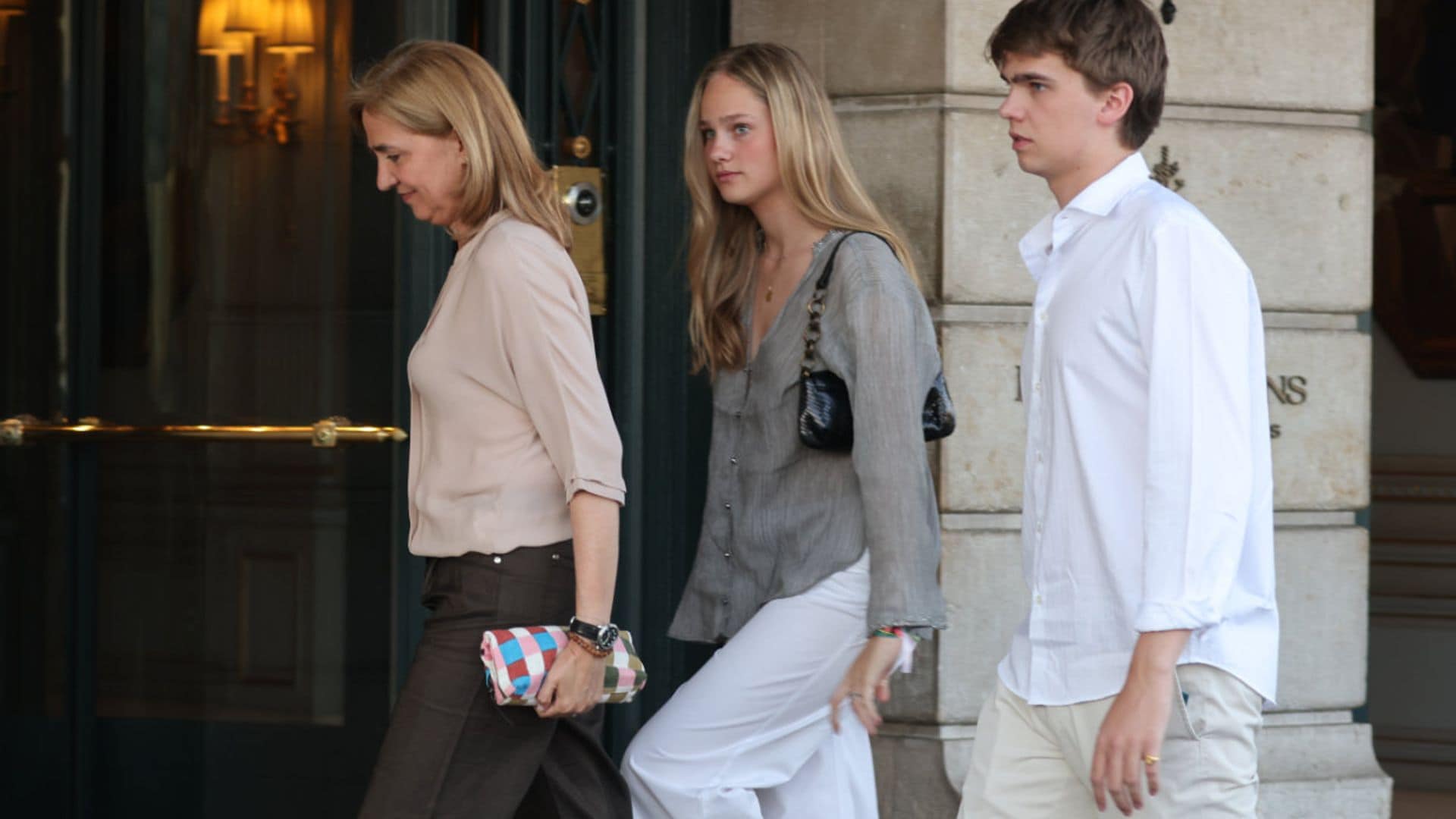 La infanta Cristina y sus hijos pequeños, vacaciones en Grecia con parte de su familia