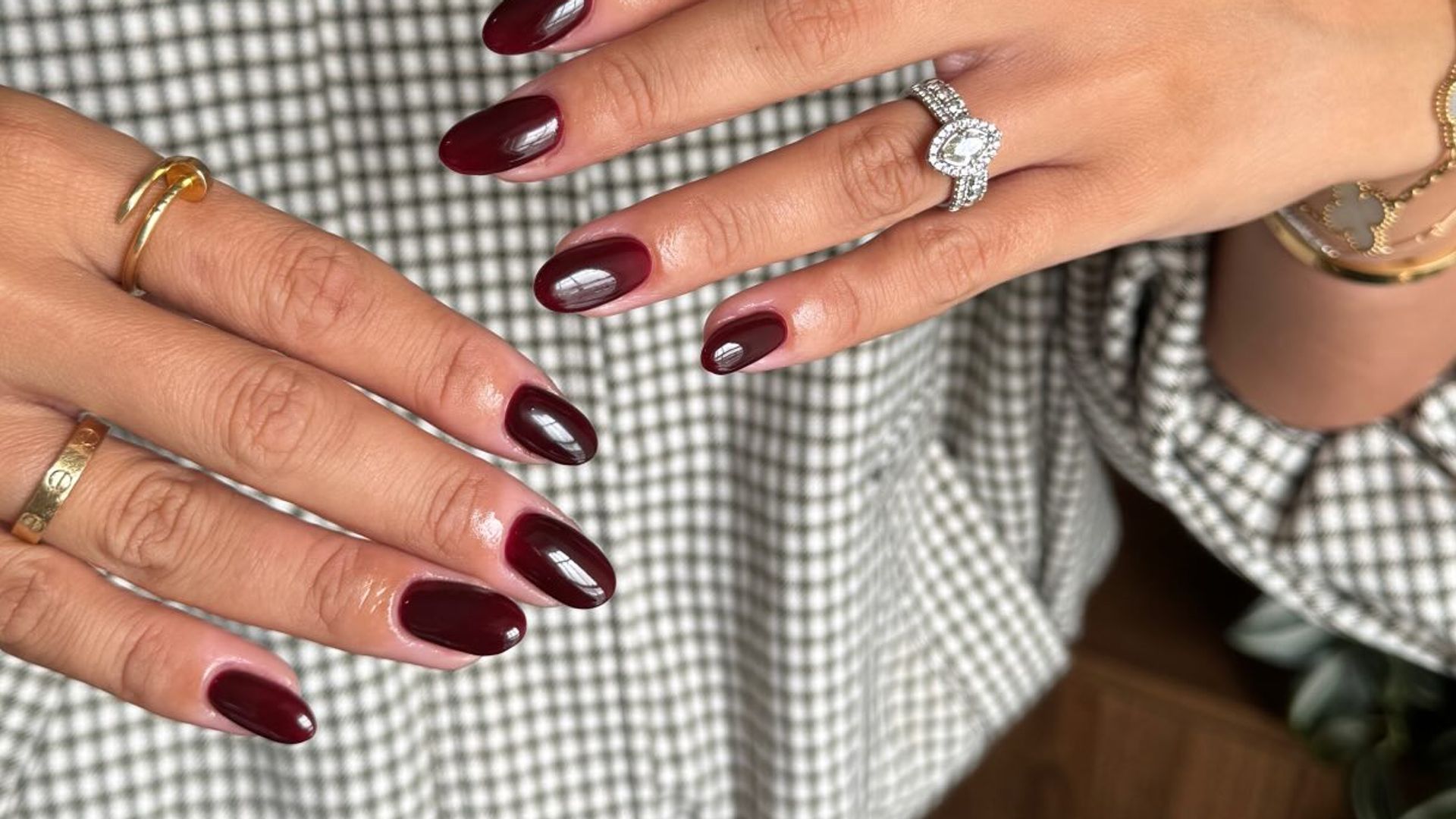 12 colores de uñas cálidos y fáciles de combinar: del burdeos al rojo teja