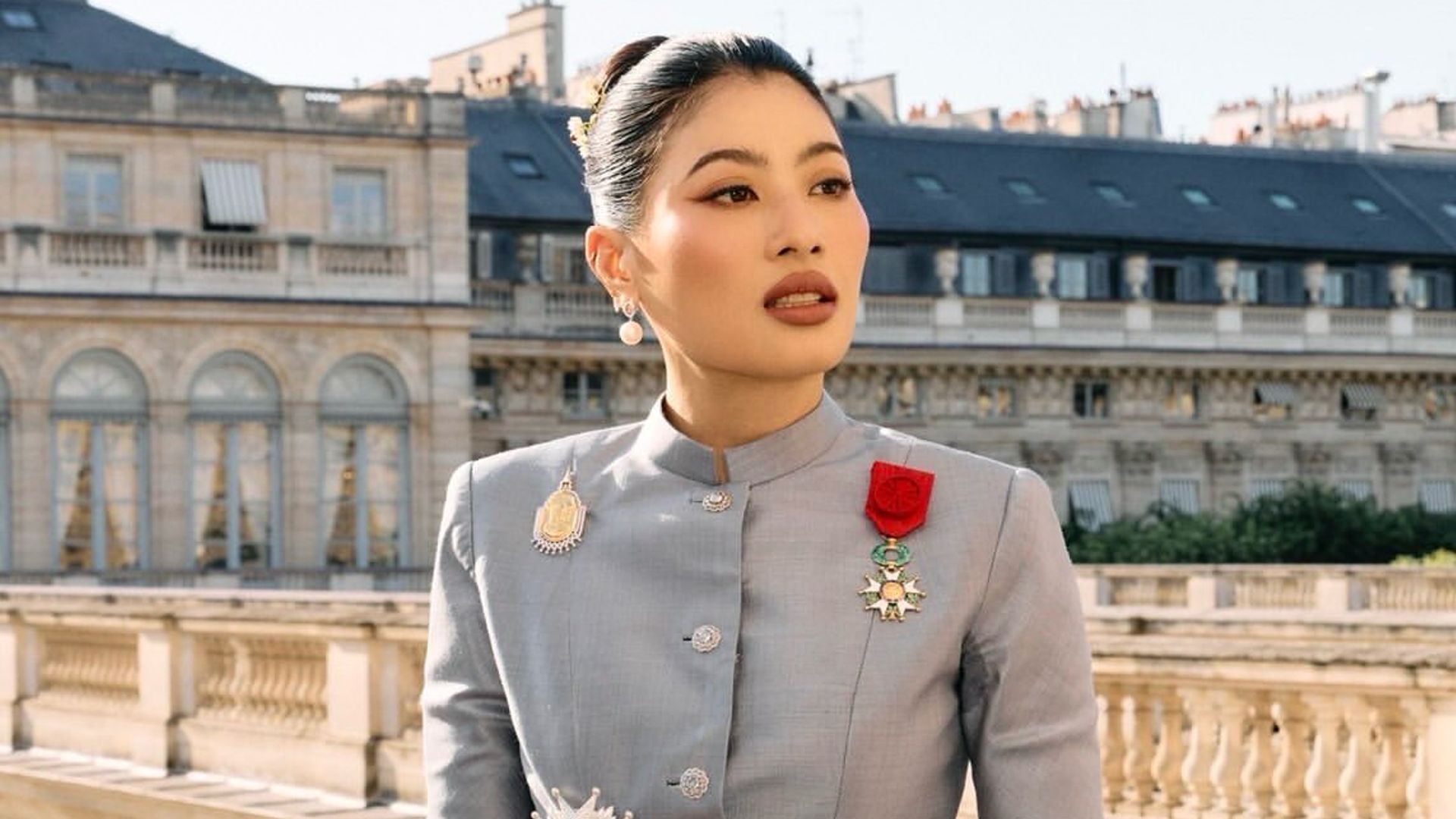 La princesa Sirivannavari de Tailandia junto a su padre, el rey Rama X, y la reina Suthida durante un acto oficial, consolidando su creciente relevancia en el seno de la Casa Real tras la pérdida de su hermana