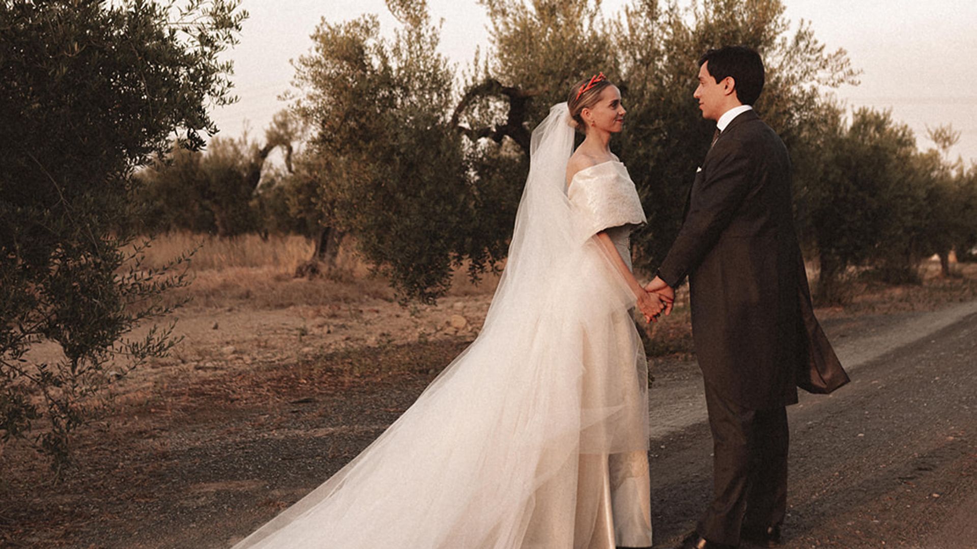 María, la novia que se casó en Sevilla con un vestido en el que se utilizaron 150 metros de tul y una tiara de corales