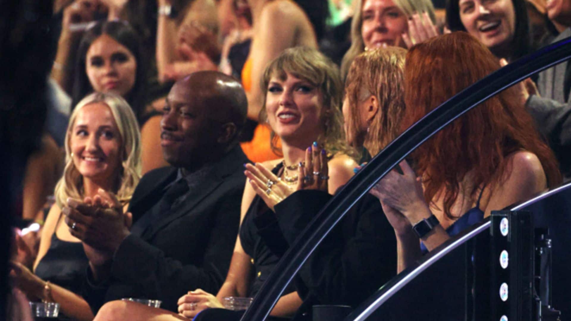 No te pierdas a Taylor Swift como una auténtica fan de Shakira cantando sus canciones entre el público