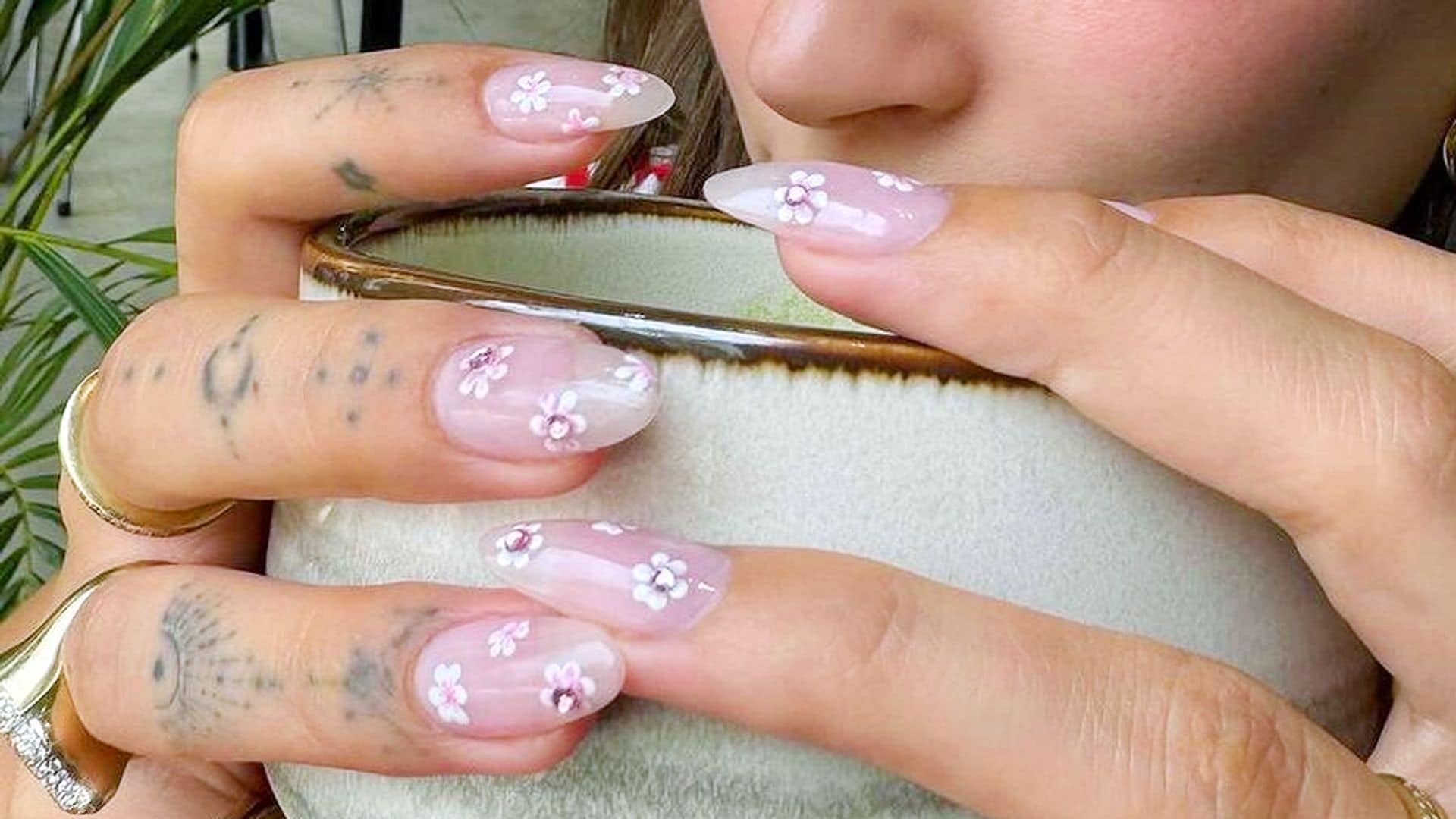 'Sticker nails': el truco con el que copiar la manicura favorita de Kylie Jenner y Hailey Bieber