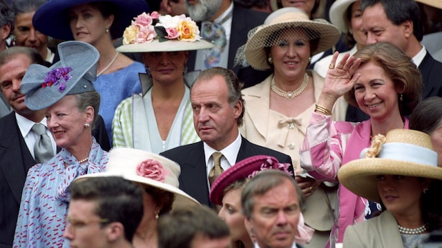 Los reyes Juan Carlos y ¨Sofía junto a la reina Margarita de Dinamarca en la boda de Pablo de Grecia en Londres