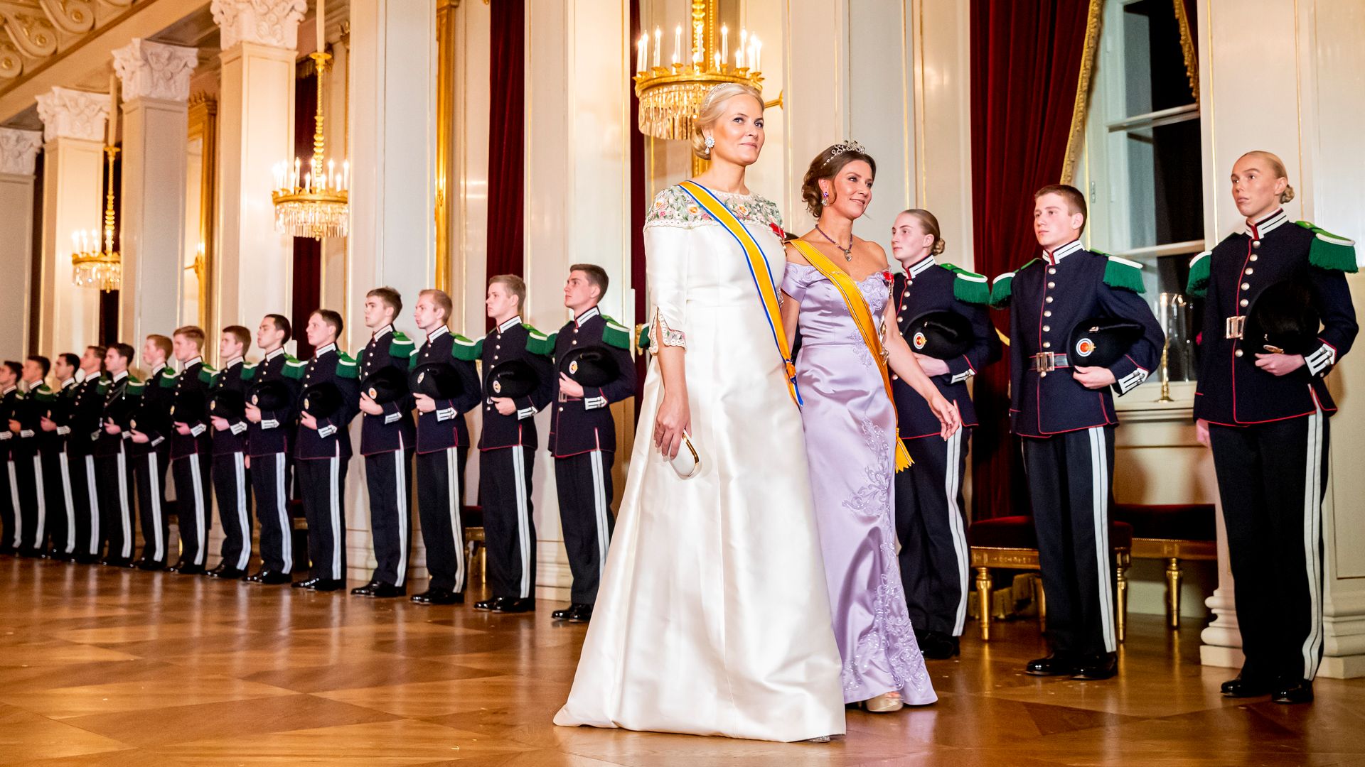 Las princesas Mette-Marit y Marta Luisa de Noruega llegando al banquete de Estado que ofreció el rey Harald a los reyes de los Países Bajos en noviembre de 2022 en el Palacio Real de Oslo