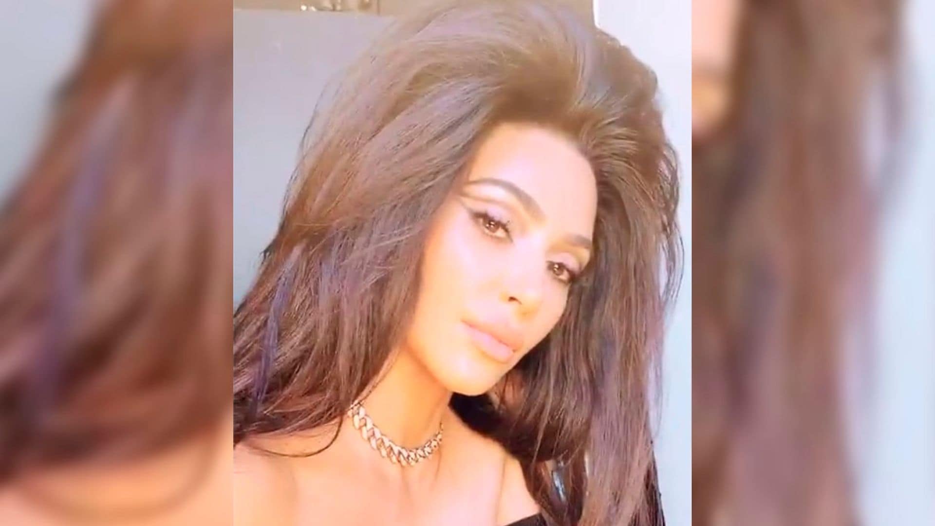 ¿A qué cantante de los 80 te recuerda este 'look' de Kim Kardashian?