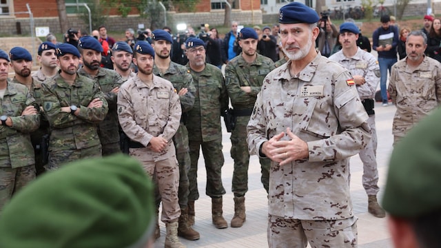 Plano medio del Rey Felipe VI reunido con algunos militares