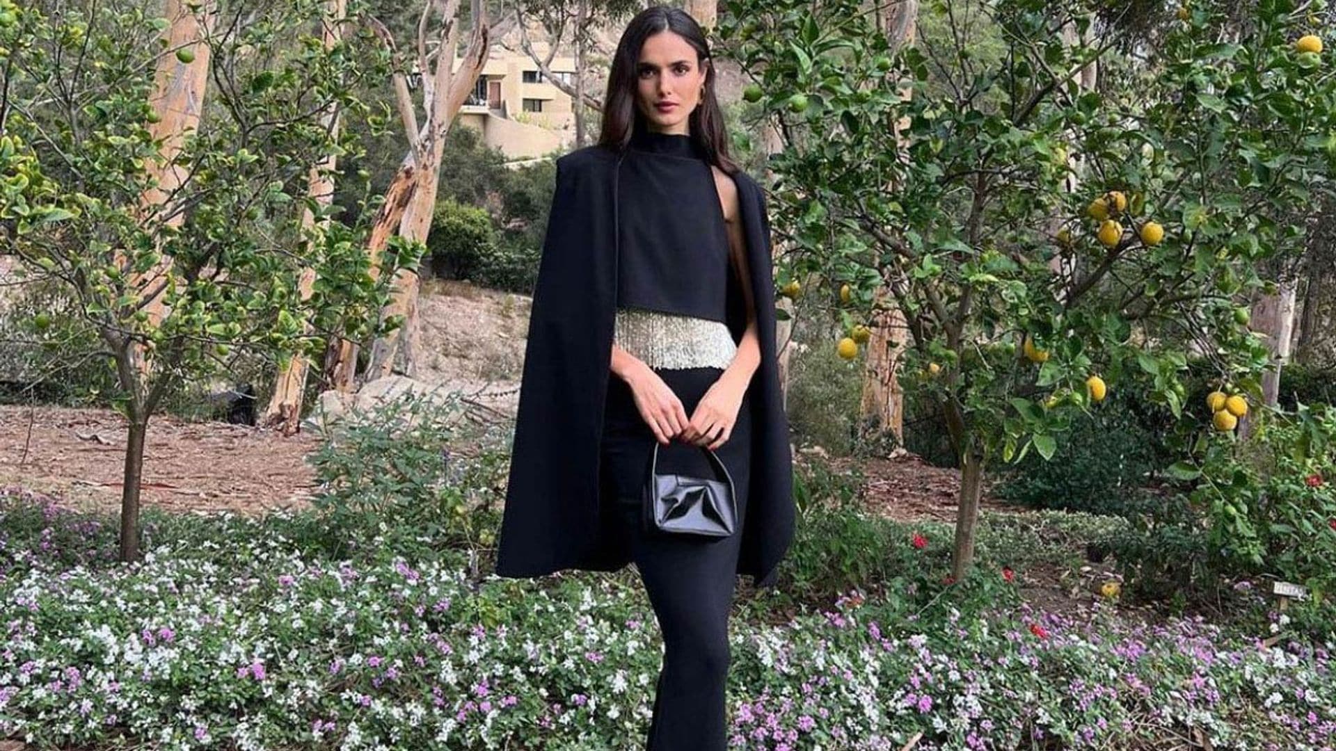 Blanca Padilla desafía las normas con un conjunto de capa y flecos brillantes 'made in Bilbao'