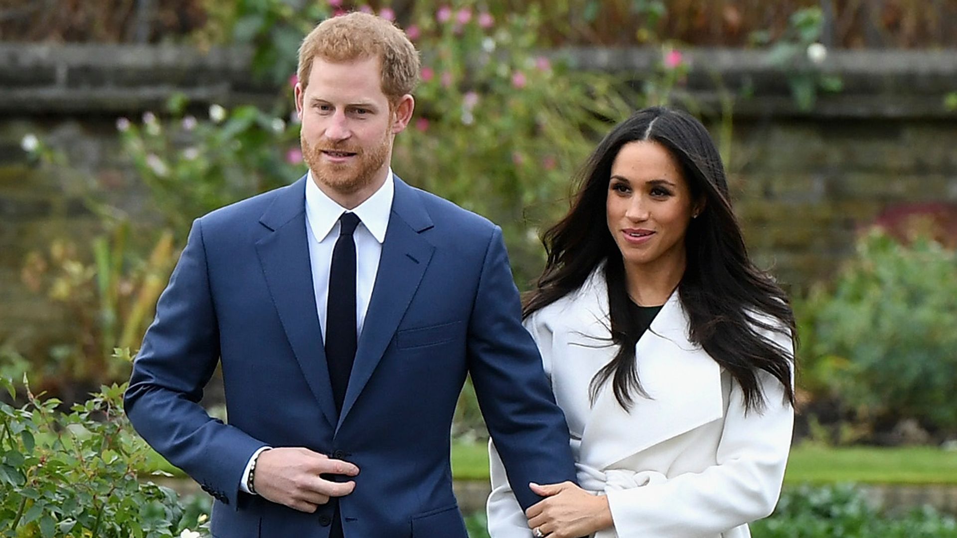 Meghan, durante la sesión fotográfica oficial para anunciar su compromiso con el príncipe Harry en 2017, sin llevar medias