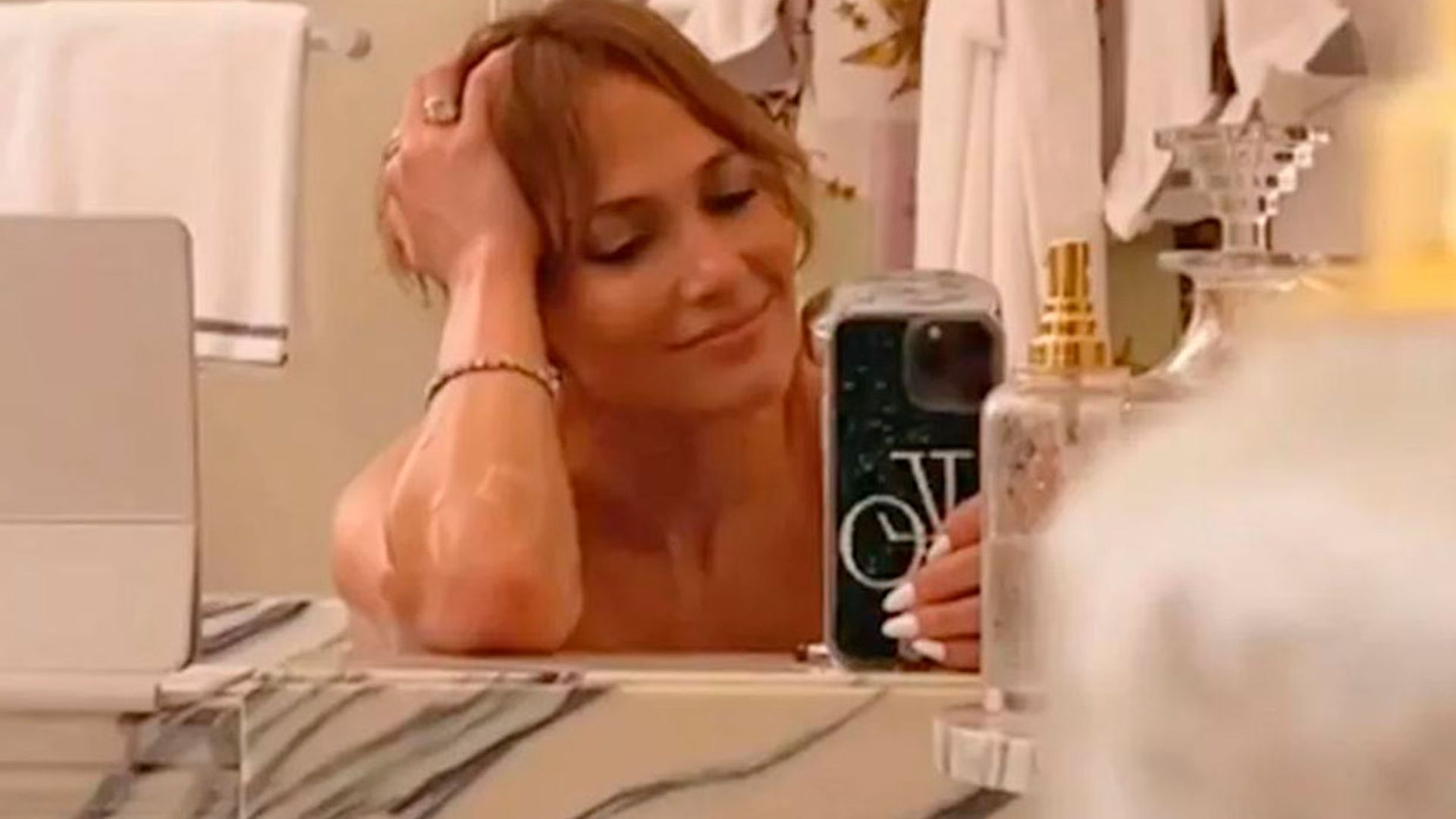 Jennifer Lopez comparte imágenes inéditas y muy curiosas de su luna de miel en París