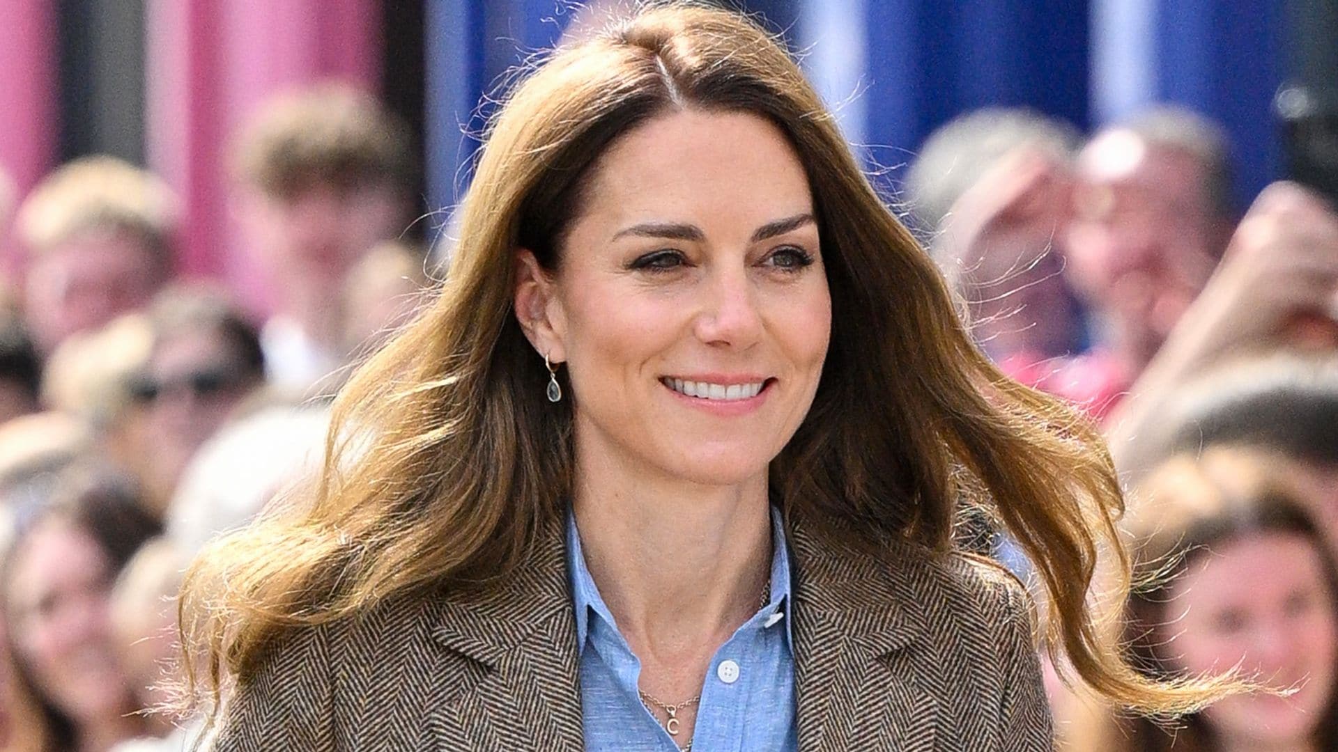 Kate Middleton enseña en Escocia cómo combinar una camisa de lino con básicos atemporales