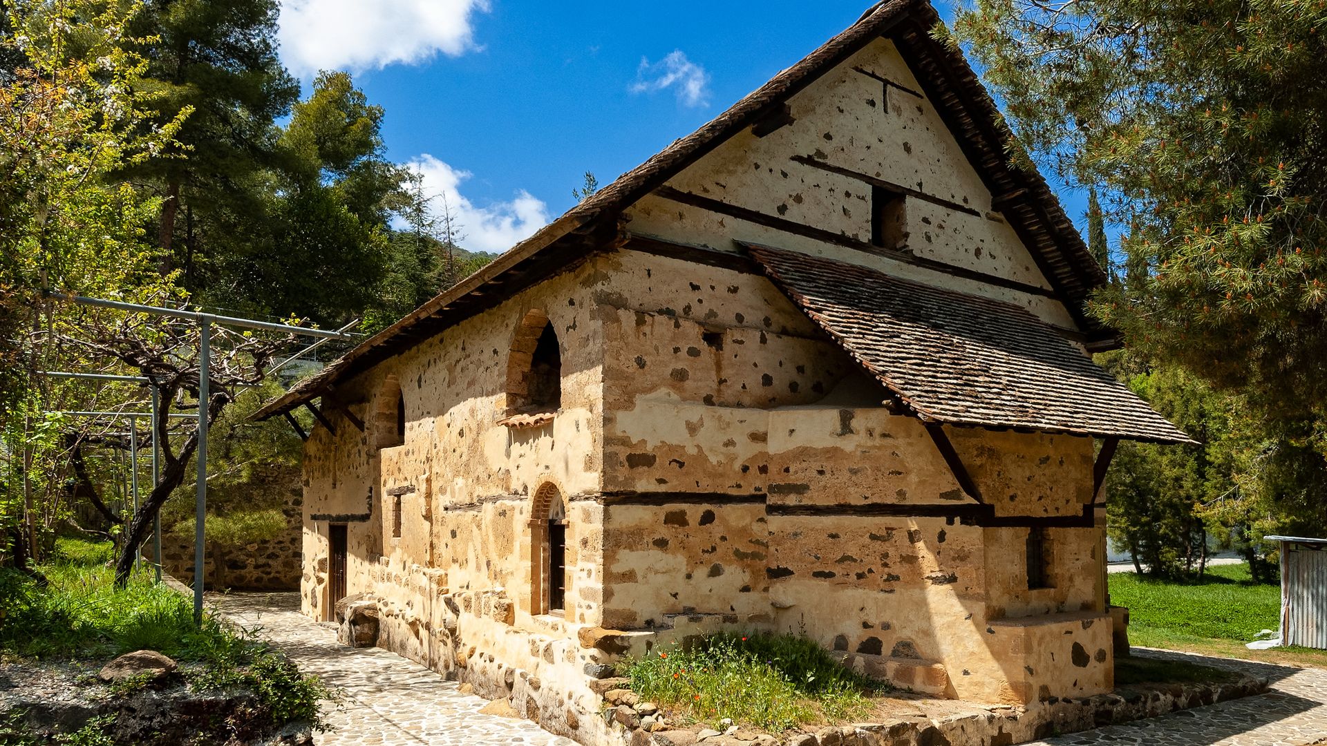 Agios Nikolaos, en Stegis, uno de los monasterios Patrimonio de la Humanidad del los montes Toodros