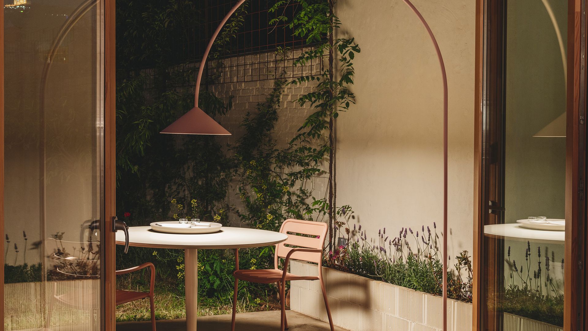 Ideas para iluminar el exterior de casa con estilo: soluciones solares, portátiles y sin obras