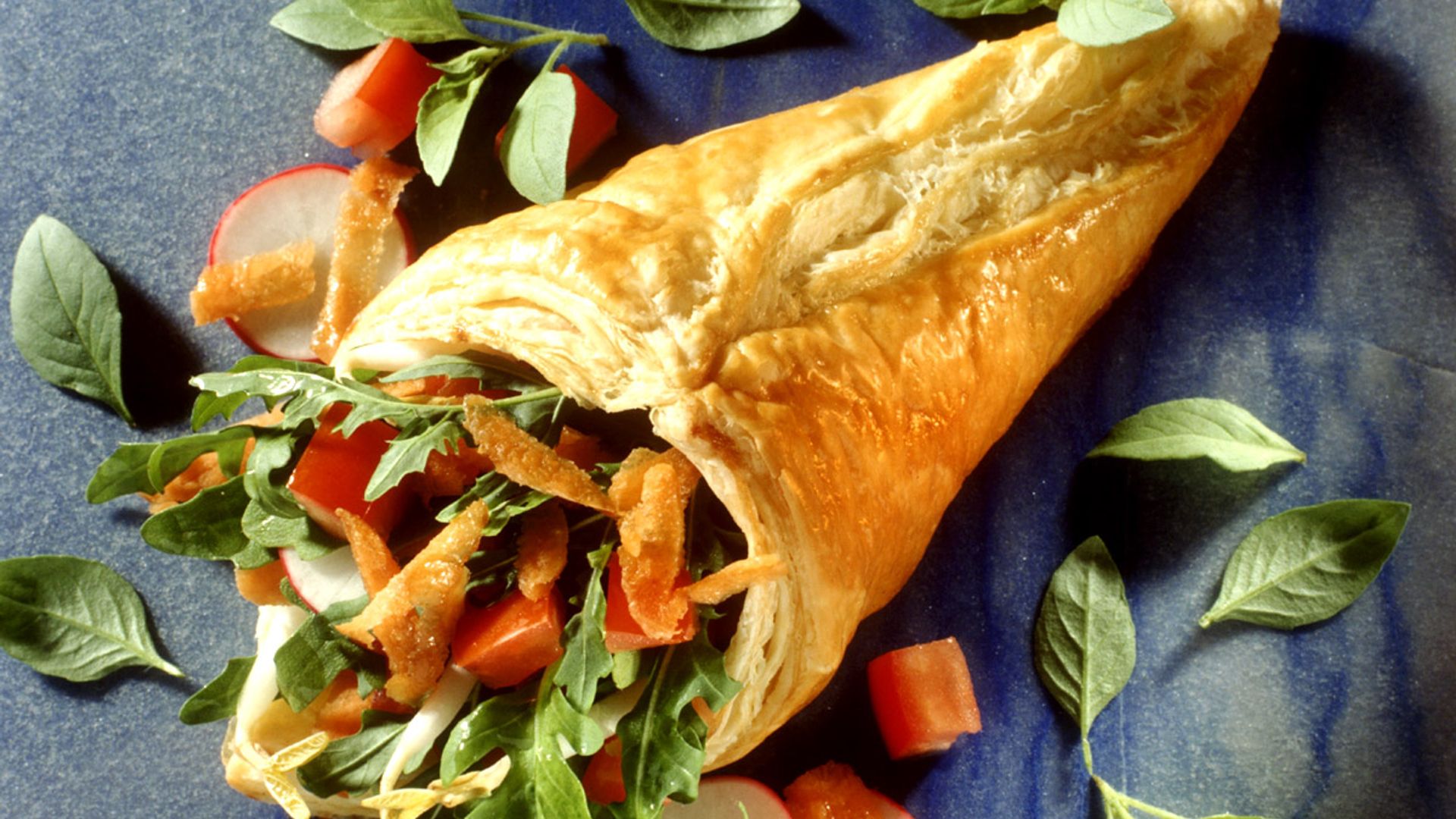 Conos de hojaldre rellenos de ensalada