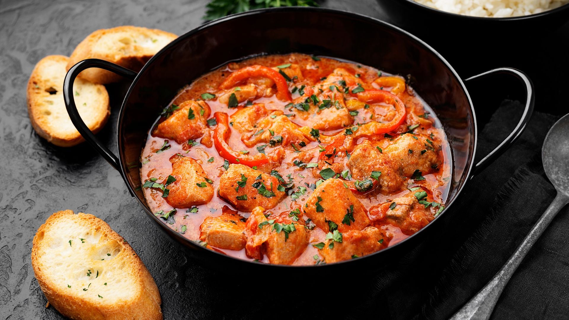 Guiso de pescado con pimiento rojo
