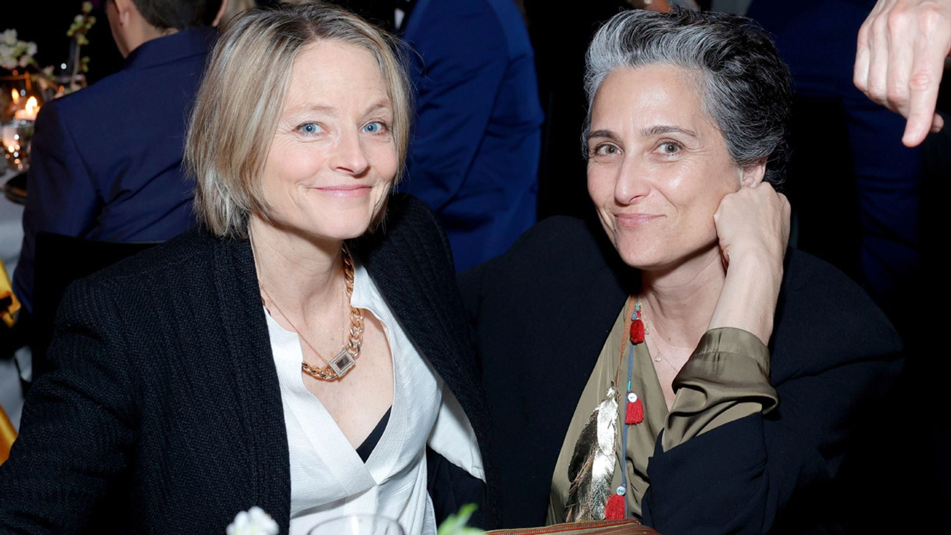 Jodie Foster y su pareja Alexandra Hedison celebran su noveno aniversario de boda sobre la alfombra roja