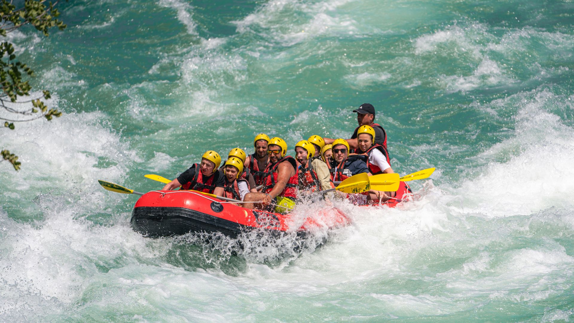 La temporada de rafting ya está aquí: los ríos de España más espectaculares para vivir una aventura inolvidable