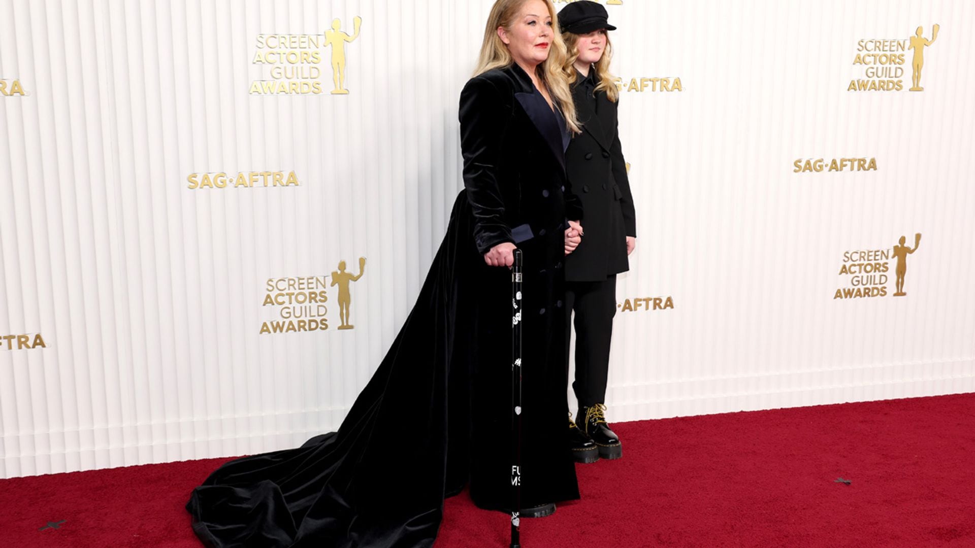 La emotiva reaparición de Christina Applegate: de la mano de su hija y apoyada en un bastón