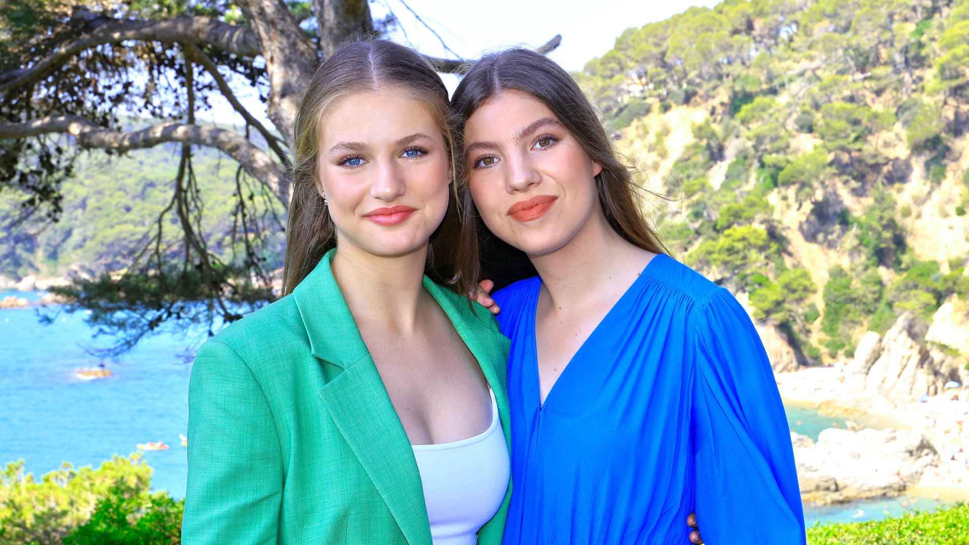 La princesa Leonor abre su álbum familiar: las imágenes nunca vistas junto a la infanta Sofía