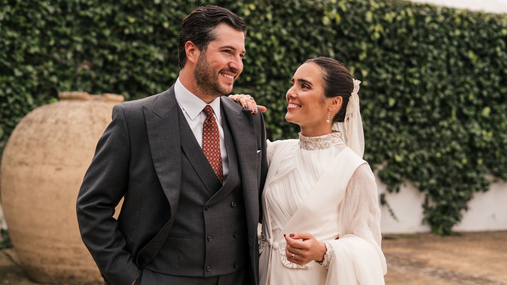 Beatriz, la novia andaluza que se casó con un vestido hecho con retales de los de su madre y su abuela y velo de Lorenzo Caprile