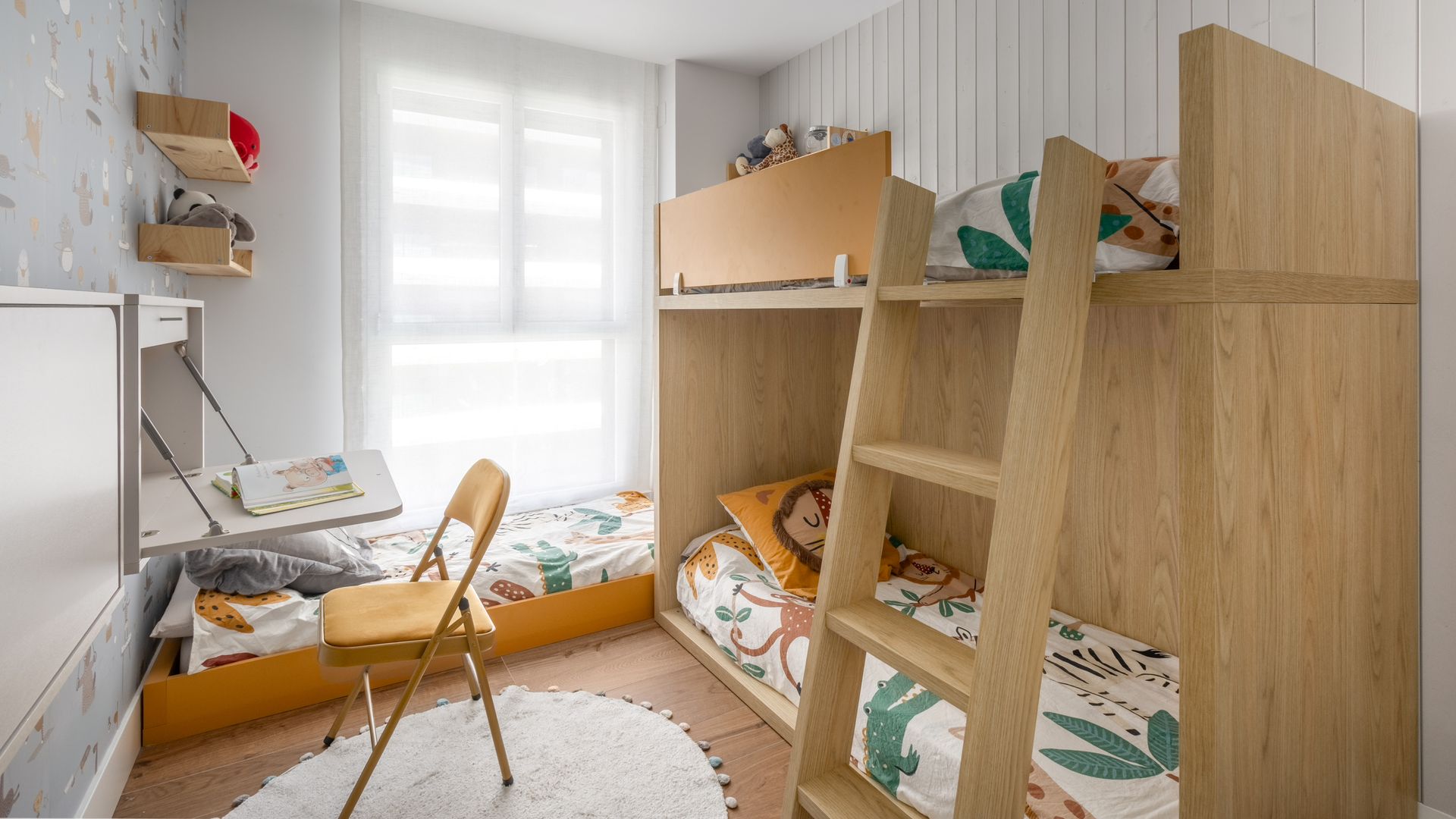 Habitación infantil con literas, papel pintado, dos escritorios abatibles