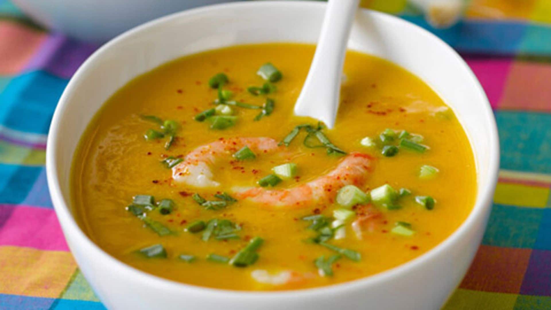 Sopa ligera de patata y gambas
